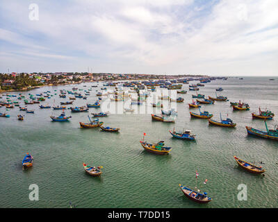 Ciò che a molti barca su questa spiaggia, Mui Ne, Vietnam. In una giornata di sole nel sud del Vietnam, la folla di barche di pescatori tornando da piscatory aspettando Foto Stock