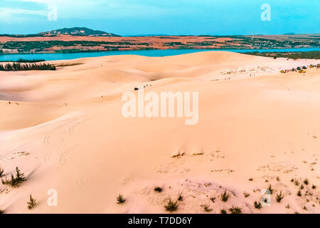 Dune di sabbia di Mui Ne, Vietnam. Splendido deserto sabbioso del paesaggio. Dune di sabbia sullo sfondo del fiume. Alba nelle dune di sabbia di MUI ne. Foto Stock