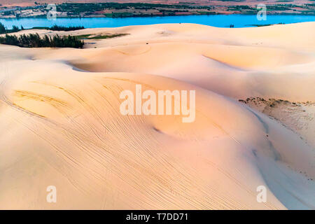 Dune di sabbia di Mui Ne, Vietnam. Splendido deserto sabbioso del paesaggio. Dune di sabbia sullo sfondo del fiume. Alba nelle dune di sabbia di MUI ne. Foto Stock