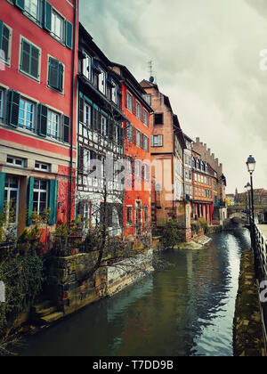 Colorata romantica città di Strasburgo, in Francia, in Alsazia. Case tradizionali vicino al fiume. Casa medievale facciata, città storica. Bella architetto idilliaco Foto Stock