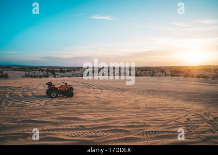 ATV Quad Bike davanti a sunrise nel deserto. ATV acronimo di sabbia su una duna di sabbia nel deserto. MUI Ne. Il Vietnam Foto Stock