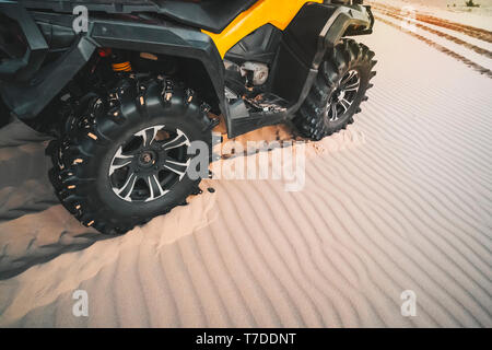 Off-road ruota ATV close up. Tourist sul quad bike attraverso il deserto sabbioso. copia di spazio. Divertimento estremo nel deserto di MUI ne. Il Vietnam. Foto Stock