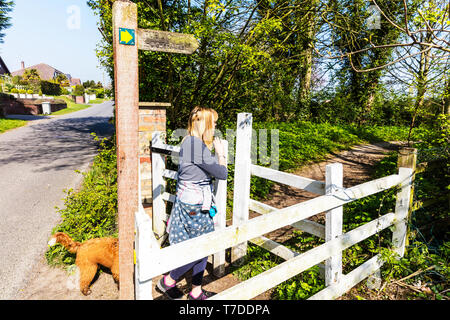 Utilizzando kissing gate, donna utilizzando kissing gate, attraversando kissing gate, utilizzando, apertura kissing gate, apertura, operando, chiusura Foto Stock