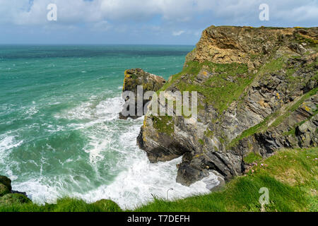 Affacciato sulla baia di Hell's bocca una bellezza spot sulle rupi a nord di Cornwall Inghilterra UK Europa Foto Stock