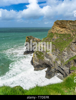 Affacciato sulla baia di Hell's bocca una bellezza spot sulle rupi a nord di Cornwall Inghilterra UK Europa Foto Stock