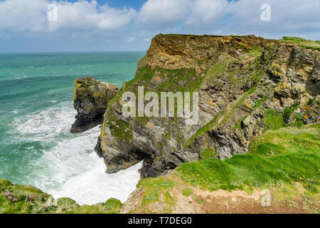 Affacciato sulla baia di Hell's bocca una bellezza spot sulle rupi a nord di Cornwall Inghilterra UK Europa Foto Stock