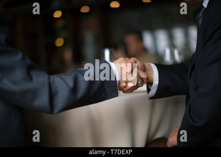 Due imprenditori stringono le mani. Foto Stock