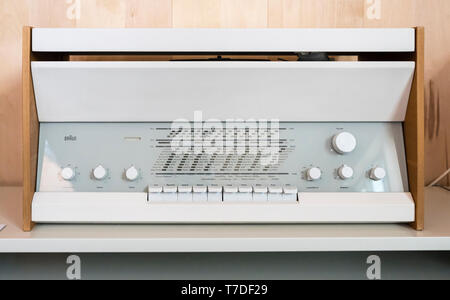 Iconico 20c Braun inizio metallo bianco e faggio Atelier 1 Radio disegnata da Dieter Rams Foto Stock