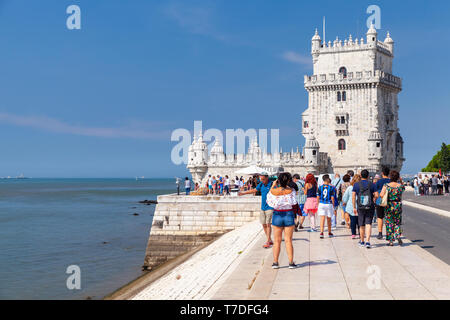 Lisbona, Portogallo - Agosto 13, 2017: i turisti a piedi vicino la Torre di Belem o la Torre di San Vincenzo, una delle più popolari attrazioni turistiche di Lisbona, Foto Stock