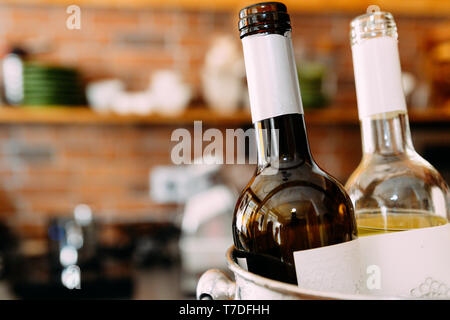 Bottiglie di vino nel bar con spazio di copia. Foto Stock