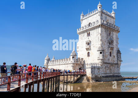 Lisbona, Portogallo - Agosto 13, 2017: Turisti in coda per la torre di Belem o la Torre di San Vincenzo, una delle più popolari attrazioni turistiche di Lisbona Foto Stock