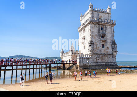 Lisbona, Portogallo - Agosto 13, 2017: la folla di turisti sono vicino la Torre di Belem o la Torre di San Vincenzo, una delle più popolari attrazioni turistiche di Foto Stock