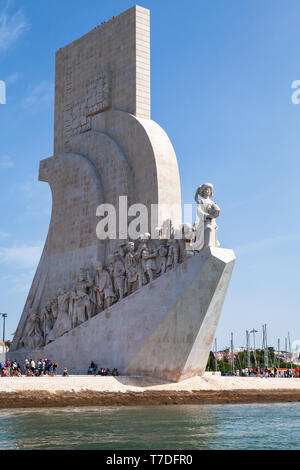 Lisbona, Portogallo - Agosto 15, 2017: i turisti a piedi vicino al Monumento delle Scoperte sulla riva settentrionale del fiume Tago a Lisbona Foto Stock