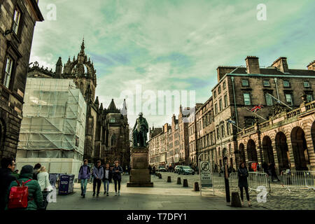 Edimburgo, Scozia - 11/30/2018: Le persone sono a piedi verso il basso il Princes Street di Edimburgo, Foto Stock