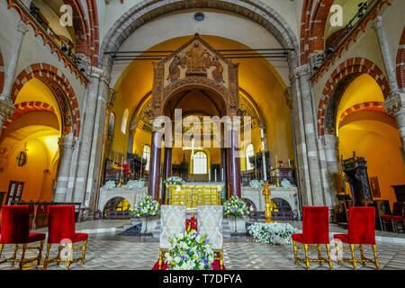 Ciborio che mostra Gesù Cristo dando un libro di Paolo e di chiavi a Pietro. Basilica di Sant'Ambrogio. Una delle più antiche chiese di Milano. Foto Stock