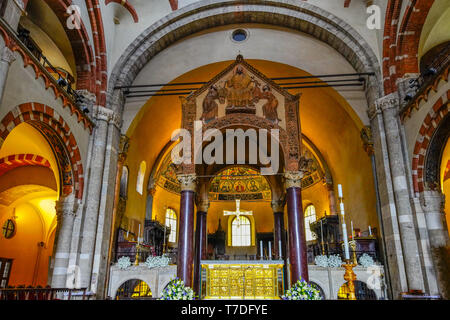 Ciborio che mostra Gesù Cristo dando un libro di Paolo e di chiavi a Pietro. Basilica di Sant'Ambrogio. Una delle più antiche chiese di Milano. Foto Stock