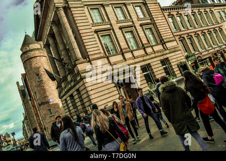 Edimburgo, Scozia - 11/30/2018: Le persone sono a piedi verso il basso il Princes Street di Edimburgo, Foto Stock