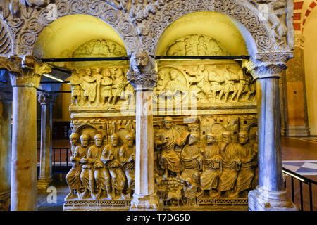 Pulpito di marmo e Stilicone sarcofago nella Basilica di Sant'Ambrogio a Milano, lombardia, italia. Foto Stock