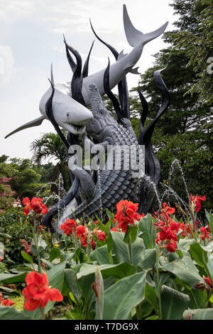 Statua di squalo e un coccodrillo in rappresentanza di Sura e Baya dopo che la città indiana di Surabaya è denominato Foto Stock