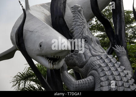 Statua di squalo e un coccodrillo in rappresentanza di Sura e Baya dopo che la città indiana di Surabaya è denominato Foto Stock