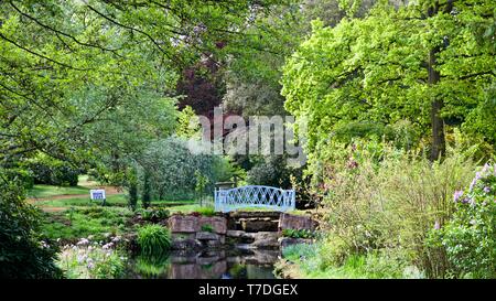 Swiss Garden a Shuttleworth - Ponte a cascata Foto Stock