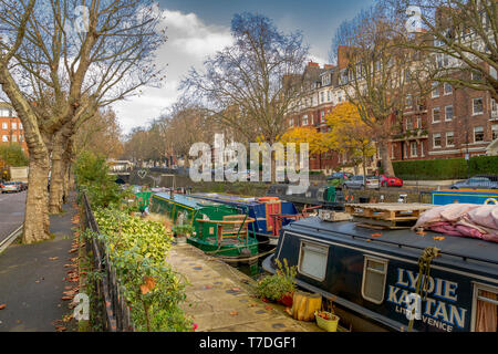 Narrow Boats ormeggiate lungo il sentiero del Canal Grande Union vicino a Little Venice London, Regno Unito Foto Stock