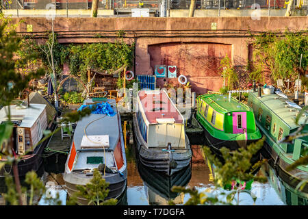 Barche strette ormeggiate vicino a Lisson Grove sul Grand Union Canal a Londra, Regno Unito Foto Stock