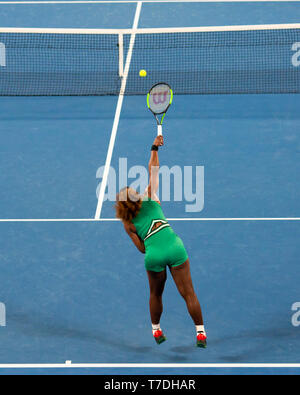 American giocatore di tennis Serena Williams che serve in Australian Open 2019 Torneo di tennis, Melbourne Park, Melbourne, Victoria, Australia Foto Stock