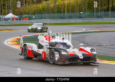 Toyota LMP1 Hybrid conduce attraverso il Les Combes chicane. WEC Totale 6 Ore di Spa-Francorchamps 2019. Questa vettura è stato il vincitore assoluto. Foto Stock