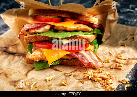 Appena sfornati clubsandwiches servita su un tagliere di legno Foto Stock