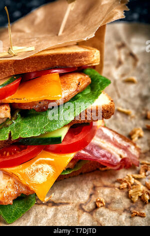 Appena sfornati clubsandwiches servita su un tagliere di legno Foto Stock