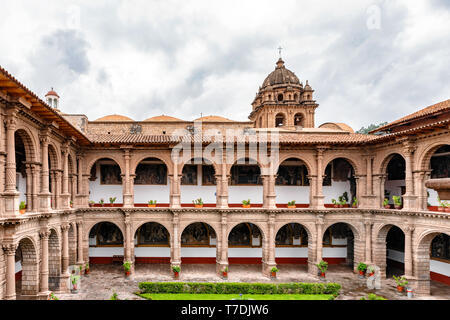 Cusco, Perù - Aprile 3, 2019: cortile del Convento dell Ordine di Nostra Signora della Misericordia situato in Plaza Espinar, nel centro storico della città di Cusco, Pe Foto Stock