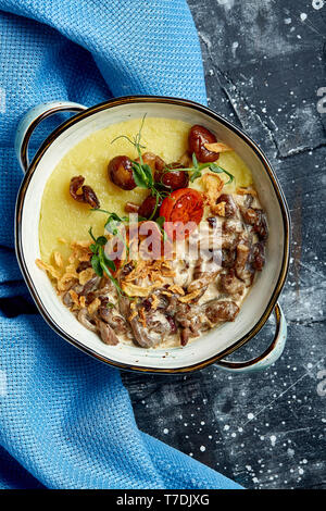 Carni bovine stroganoff con purè di patate in una pentola. vista dall'alto, sullo sfondo di pietra Foto Stock