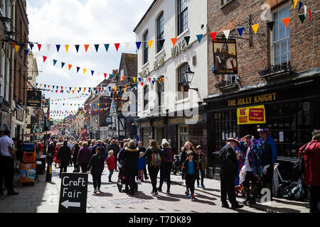 Festival spazia Rochester,Kent, Regno Unito. Il 4 maggio 2019. persone passeggiare fino alla strada principale godendo le feste. Foto Stock