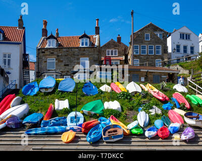 Piccole imbarcazioni da diporto sullo scalo di fronte al villaggio di Runswick Bay North Yorkshire Inghilterra Foto Stock