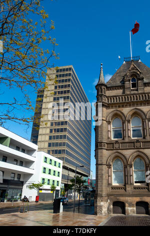 L'angolo nord-ovest della piazza centrale Middlesbrough Cleveland North Yorkshire con il Municipio e un ufficio di vetro blocco. Solitamente occupato è tranquillo Foto Stock