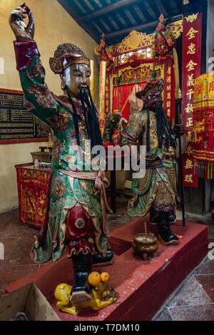 Hong Kong, Cina - 7 Marzo 2019: Tai O villaggio di pescatori. La vita di due statue a grandezza naturale di feroce protezioni a Kwan Tai tempio taoista. Foto Stock