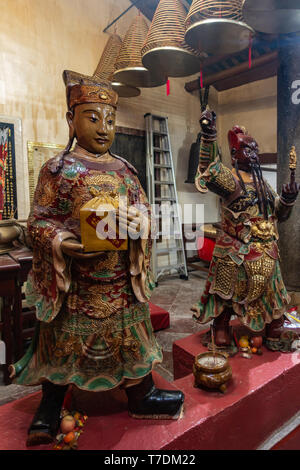 Hong Kong, Cina - 7 Marzo 2019: Tai O villaggio di pescatori. La vita di due statue a grandezza naturale di feroce protezioni e dono bringers a Kwan Tai tempio taoista. Foto Stock