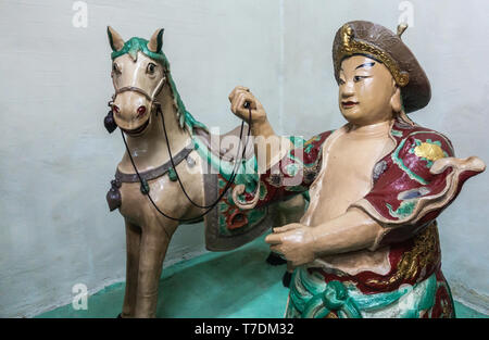 Hong Kong, Cina - 7 Marzo 2019: Tai O villaggio di pescatori. Vista dettagliata del uomo beige con statua equestre a Kwan Tai tempio taoista. Foto Stock