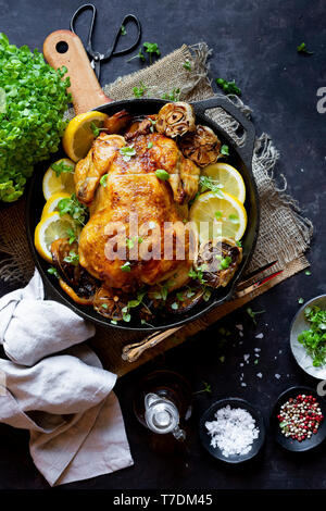 Intero pollo arrostito in una ghisa pan Foto Stock