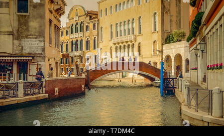 Il pittoresco ponte di mattoni più piccolo e tranquillo canale off del Canal Grande di Venezia, Italia Foto Stock