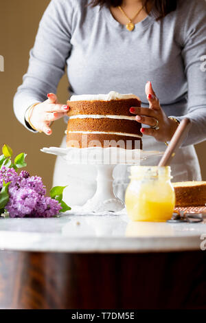 Donna preparare una torta Foto Stock