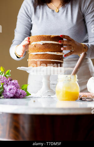 Donna preparare una torta Foto Stock