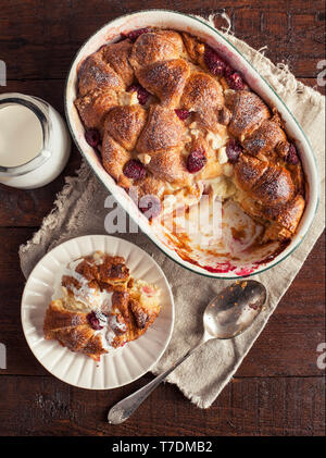 Lampone e cioccolato bianco Croissant il budino di pane e burro Foto Stock