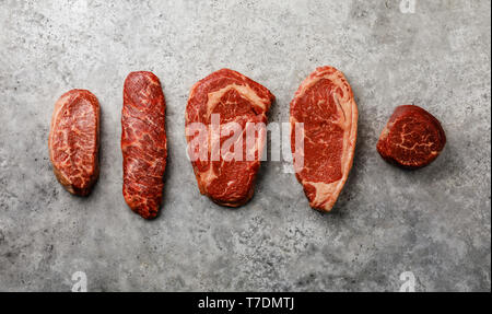 Varietà di materie Black Angus Prime bistecche di carne lama superiore, Denver, costola occhio, Controfiletto, filetto filetto mignon su sfondo grigio Foto Stock