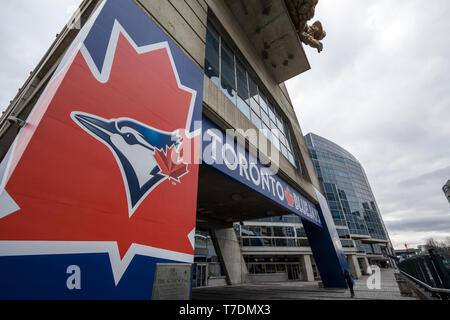 TORONTO, Canada - 13 novembre 2018: Toronto Blue Jays logo sul loro stadio principale, il Rogers Centre. Il Blue Jays sono la principale squadra di baseball di Toronto Foto Stock