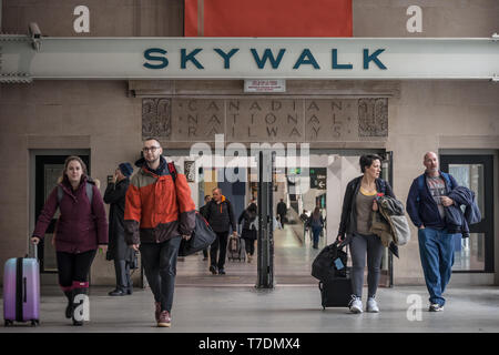 TORONTO, Canada - 13 novembre 2018: Passeggeri passando per lo Skywalk di della stazione ferroviaria della stazione di unione con il logo storico del canadese Nat Foto Stock