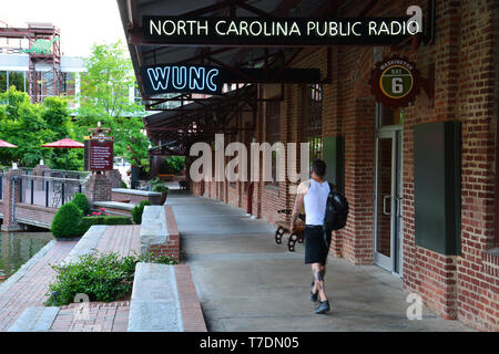 North Carolina Public Radio si trova sul tabacco americano del campus in Durham. Dove una volta le sigarette sono state fatte, un mix di attività di vendita al dettaglio e di prosperare. Foto Stock