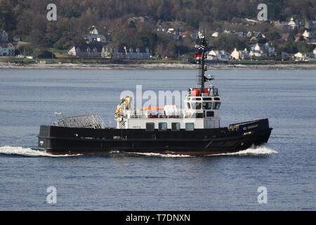 Oronsay SD, un Oban-class gara azionato dalla Serco servizi nautici, passando Gourock durante l'esercizio comune della Warrior 19-1. Foto Stock