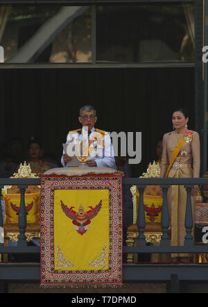 Bangkok, Tailandia. 06 Maggio, 2019. Thailandia del re Maha Vajiralongkorn Bodindradebayavarangkun e Regina Suthida appaiono sul balcone della Suddhaisavarya Prasad hall del Grand Palace durante una udienza pubblica l'ultimo giorno della sua incoronazione reale a Bangkok. Credito: SOPA Immagini limitata/Alamy Live News Foto Stock